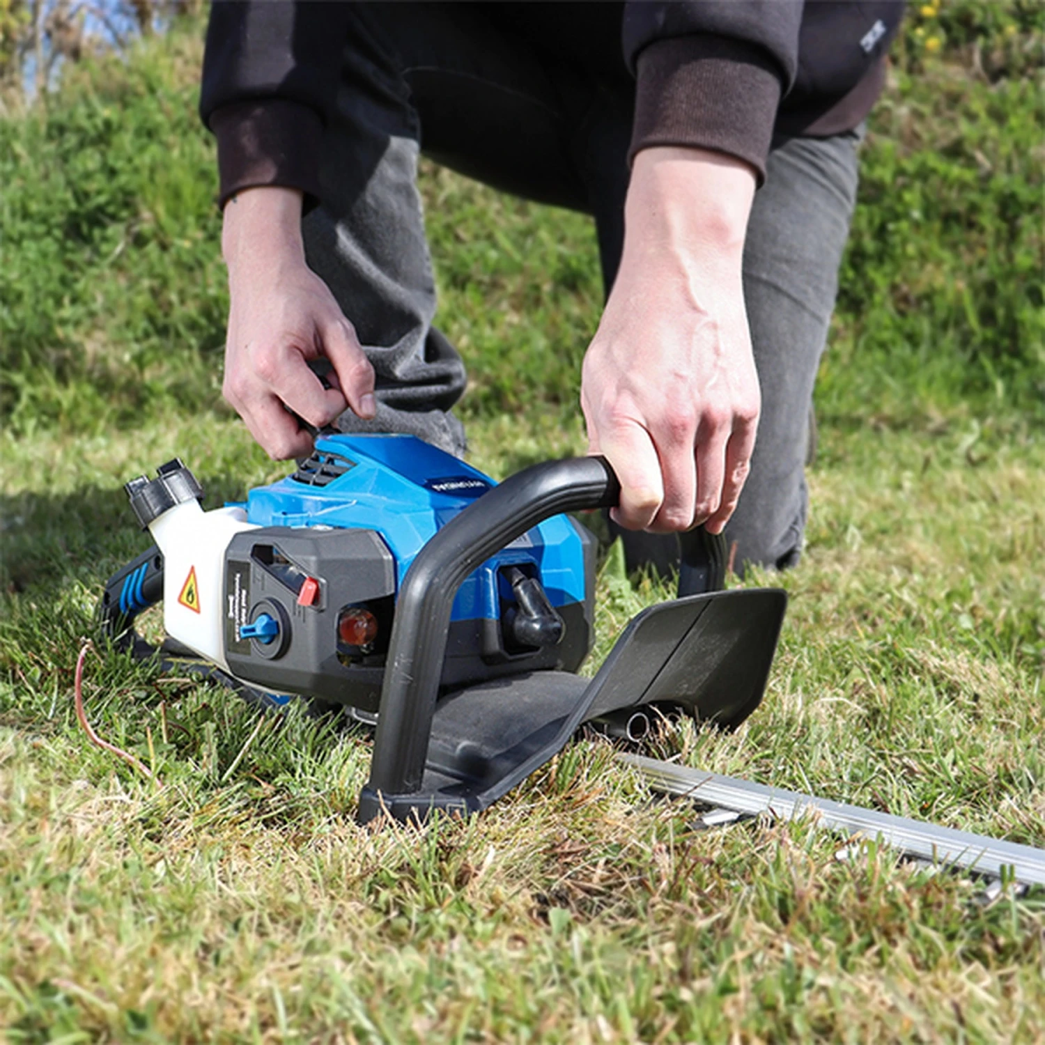 Hyundai HYHT2600X Petrol Hedge Trimmer 60cm 6 Hyundai HYHT2600X Petrol Hedge Trimmer 60cm - Image 4