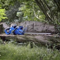 Hyundai HYHT40LI 40v Cordless Hedge Trimmer - Battery & Charger 25 Hyundai HYHT40LI 40v Cordless Hedge Trimmer - Battery & Charger -Outdoor Tools Pro Shop hyht40li lifestyle 01 82572