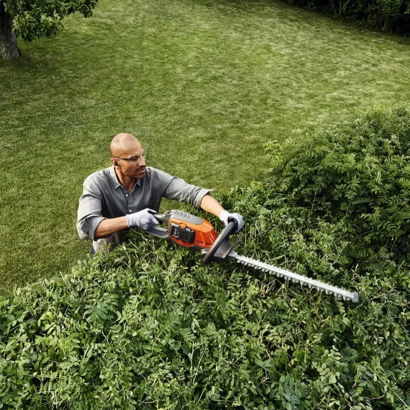 Husqvarna 215iHD45 Cordless Hedge Trimmer 6 Husqvarna 215iHD45 Cordless Hedge Trimmer - Image 4